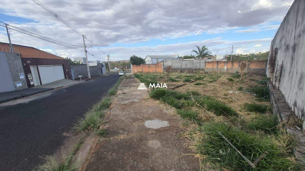 Terreno/Área à venda no Jardim Nenê Gomes: 