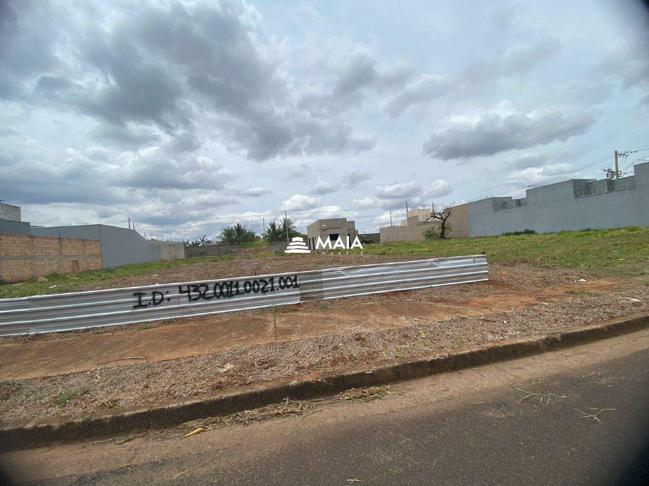 Terreno/Área à venda no Parque das Laranjeiras: 