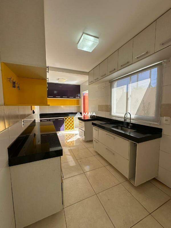 Casa de Condomínio à venda no Portal Beija Flor: 