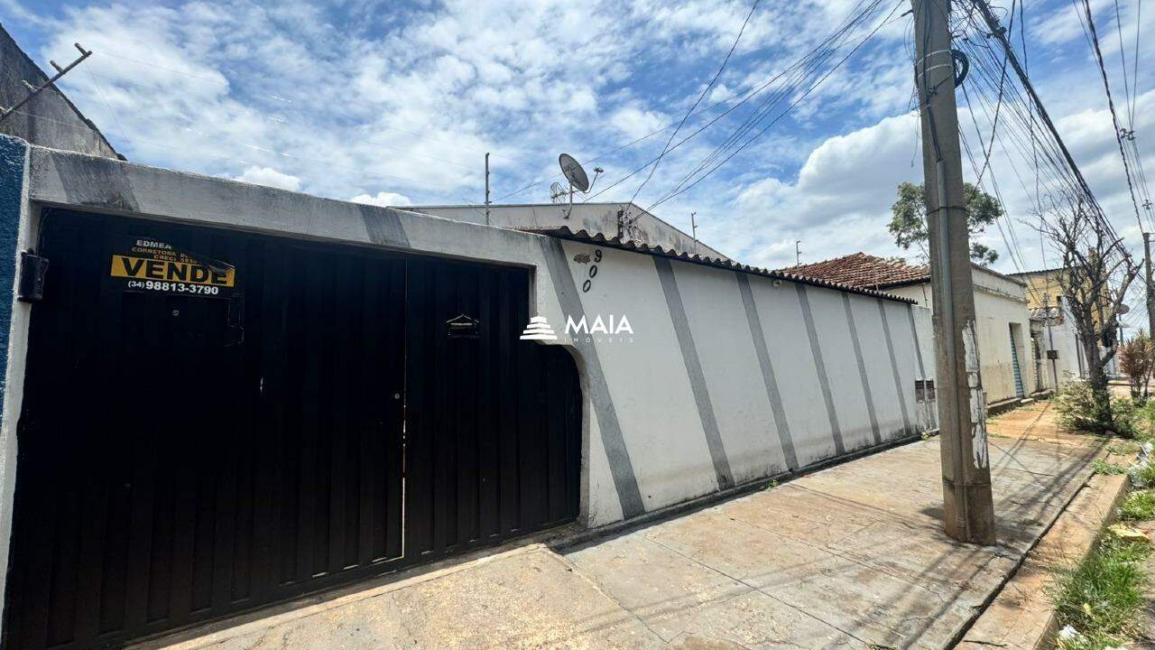 Terreno com 2 casas à venda no bairro Parque São Geraldo