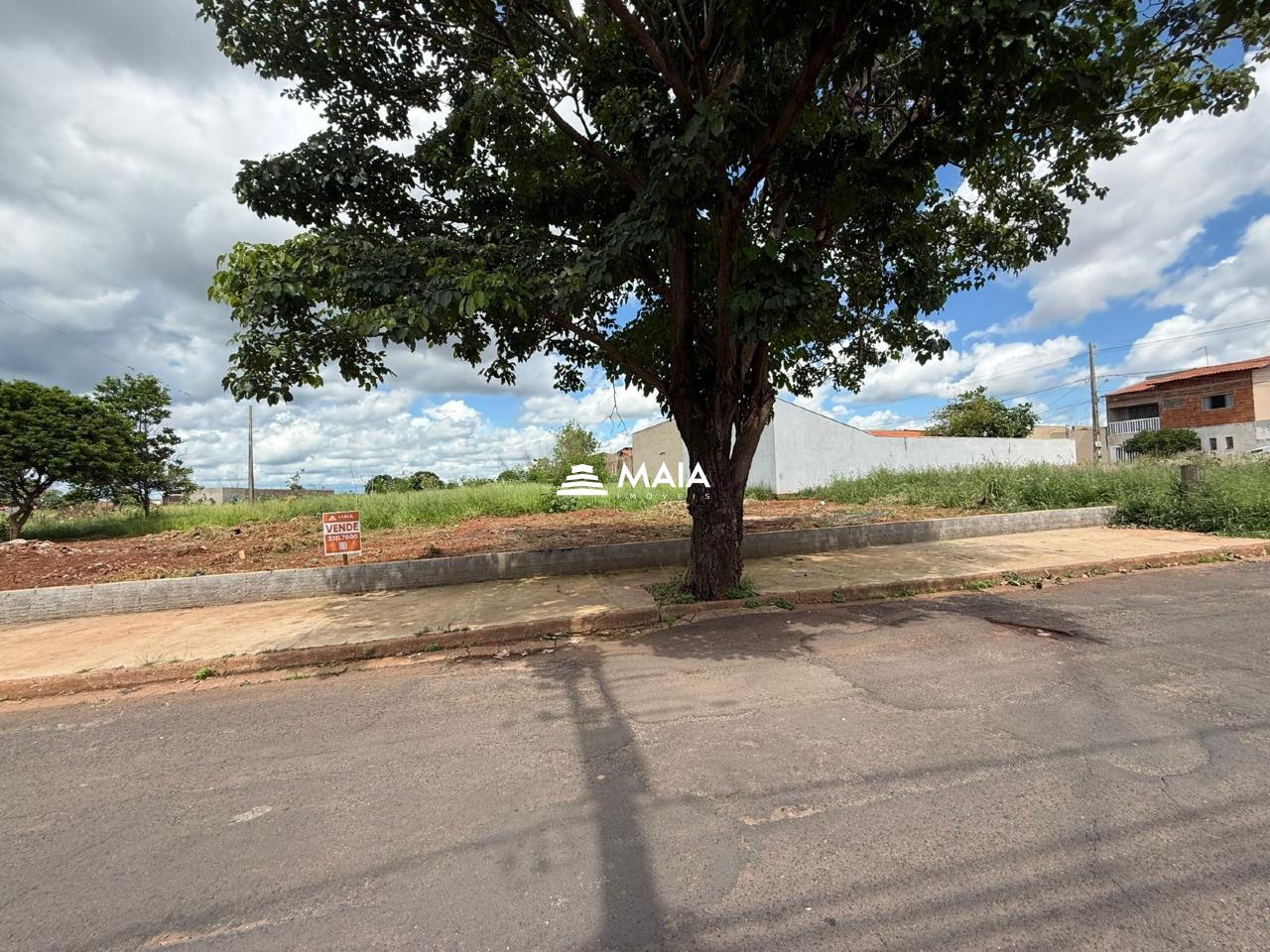 Terreno/Área à venda no Jardim Canadá: 