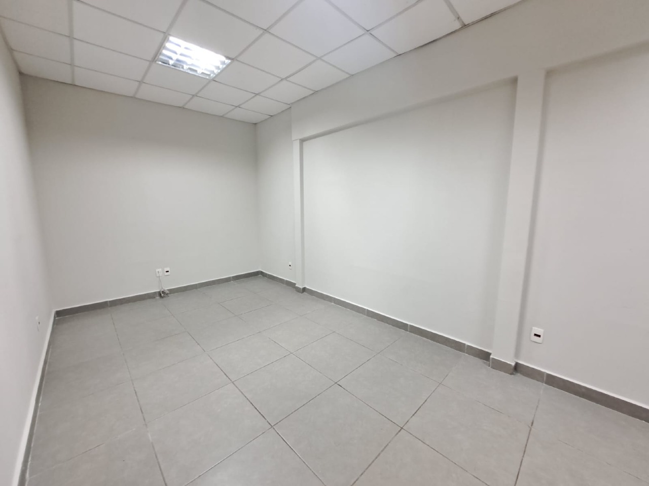 Sala para aluguel no bairro Barreiro de : 