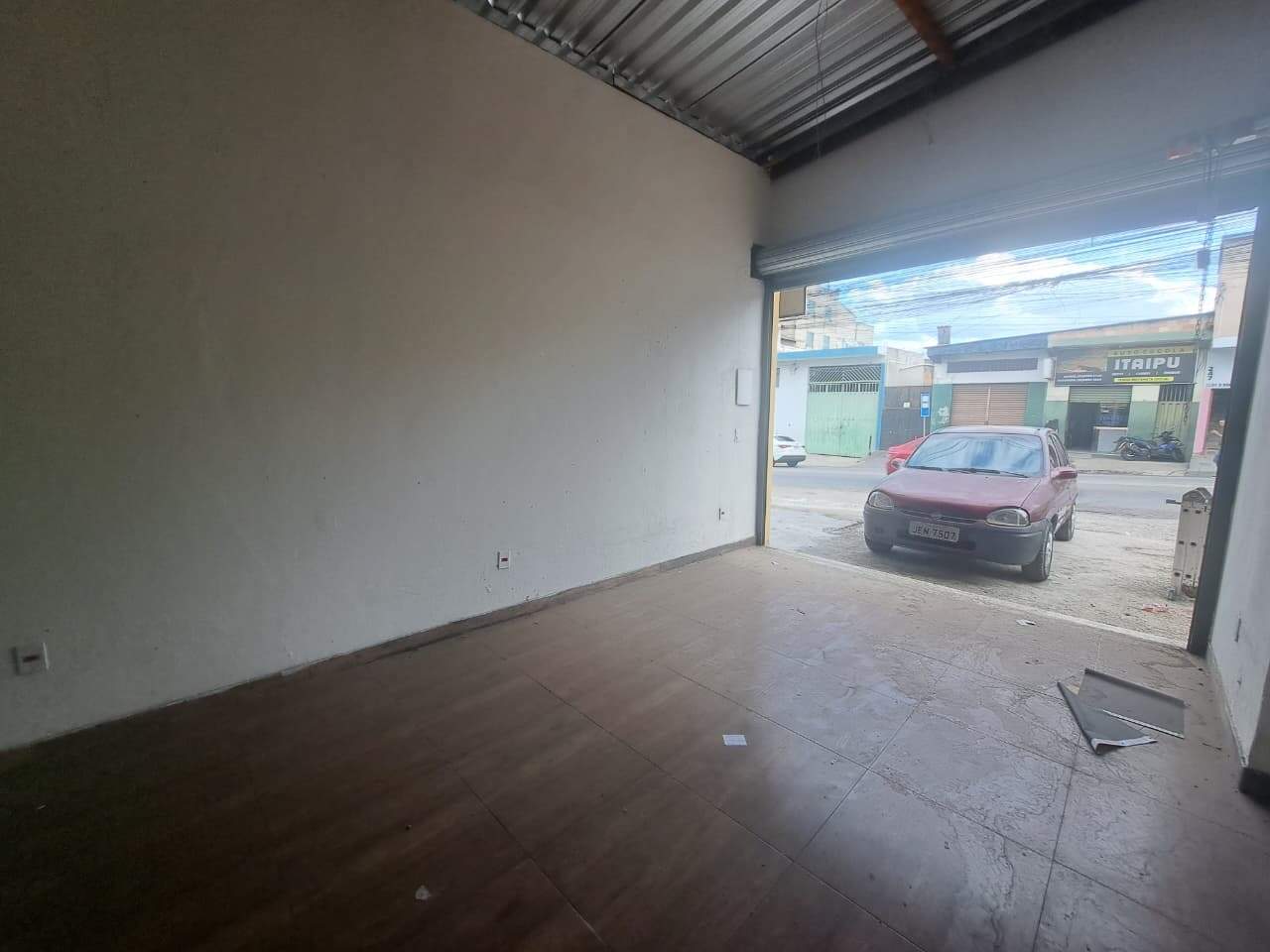 Loja para aluguel no bairro Tirol de : 