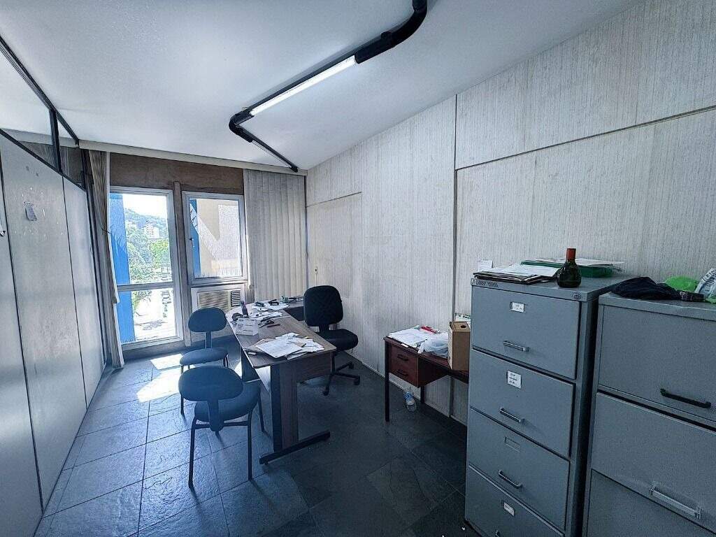 Sala à venda no Centro: 