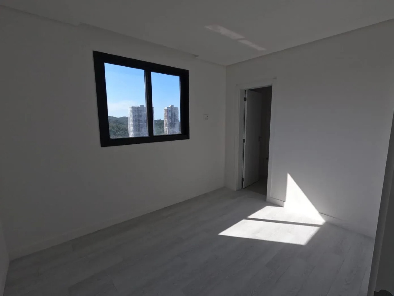 Apartamento 2 Quartos com Suíte, Vista Mar – Praia Brava, Itajaí (70m², 2 Vagas) - Foto 11 de 14