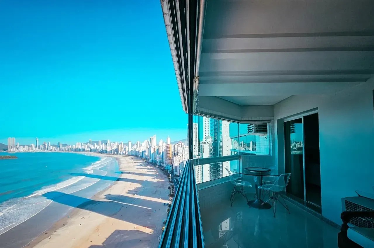 Apartamento 3 Quartos Mobiliado no Centro de Balneário Camboriú, vista panorâmica de 180° para o mar - Foto 2 de 28