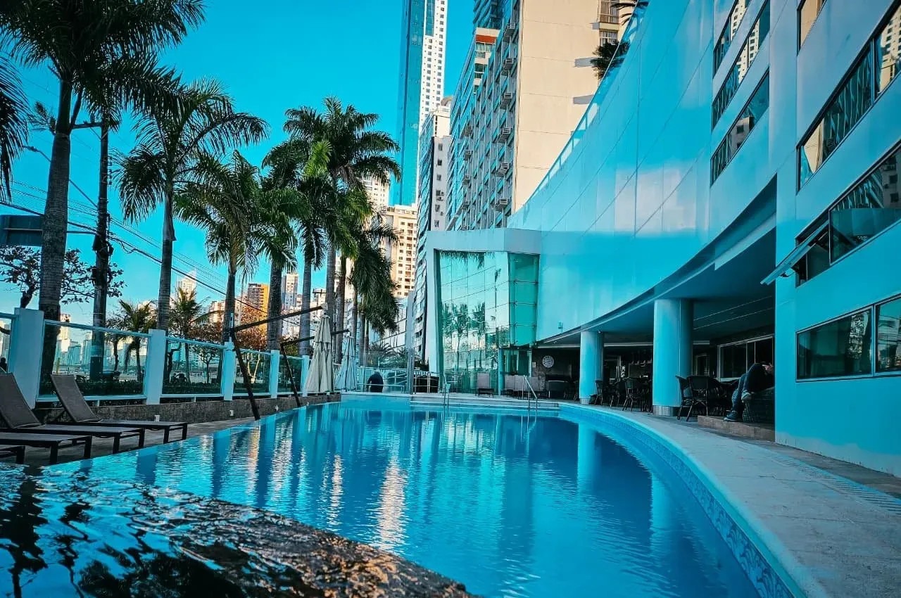 Apartamento 3 Quartos Mobiliado no Centro de Balneário Camboriú, vista panorâmica de 180° para o mar - Foto 25 de 28