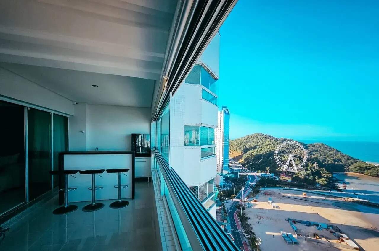 Apartamento 3 Quartos Mobiliado no Centro de Balneário Camboriú, vista panorâmica de 180° para o mar - Foto 1 de 28
