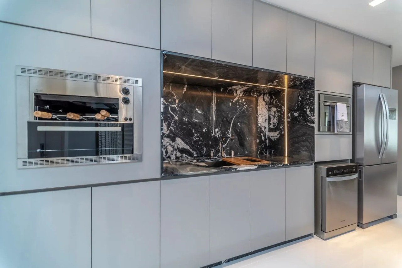 Apartamento Residencial 4 Suítes no Centro de Balneário Camboriú – 261 m², 3 Vagas, Mobiliado - Foto 10 de 23