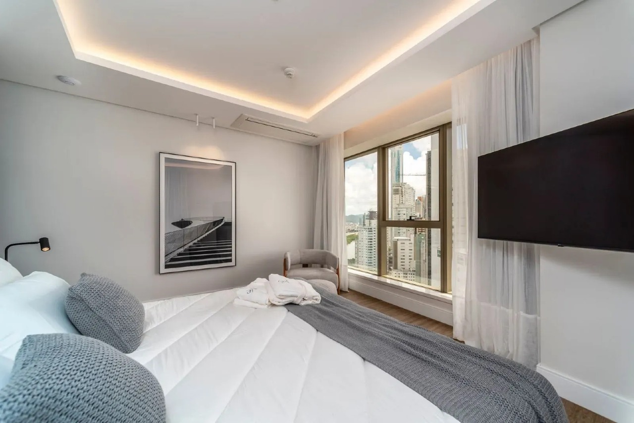 Apartamento Residencial 4 Suítes no Centro de Balneário Camboriú – 261 m², 3 Vagas, Mobiliado - Foto 20 de 23