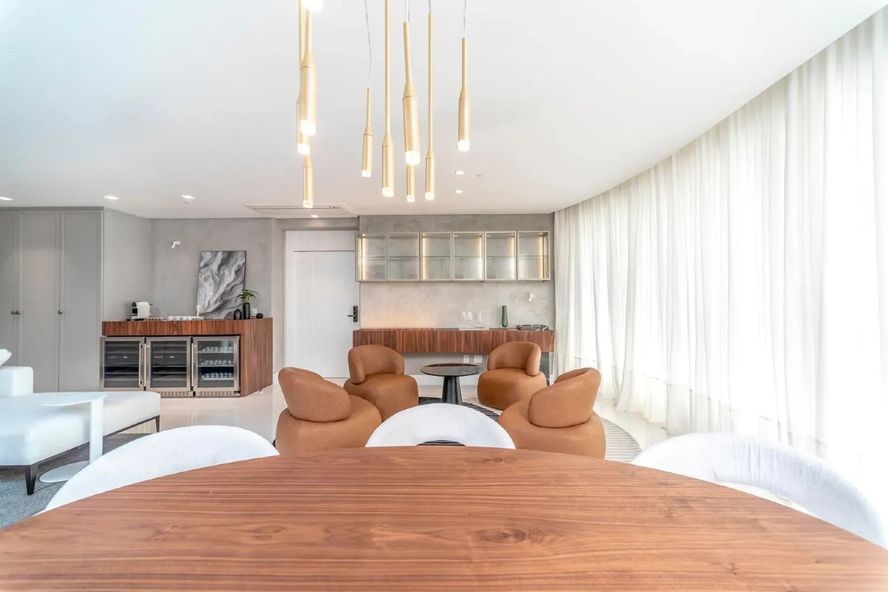 Apartamento Residencial 4 Suítes no Centro de Balneário Camboriú – 261 m², 3 Vagas, Mobiliado - Foto 5 de 23