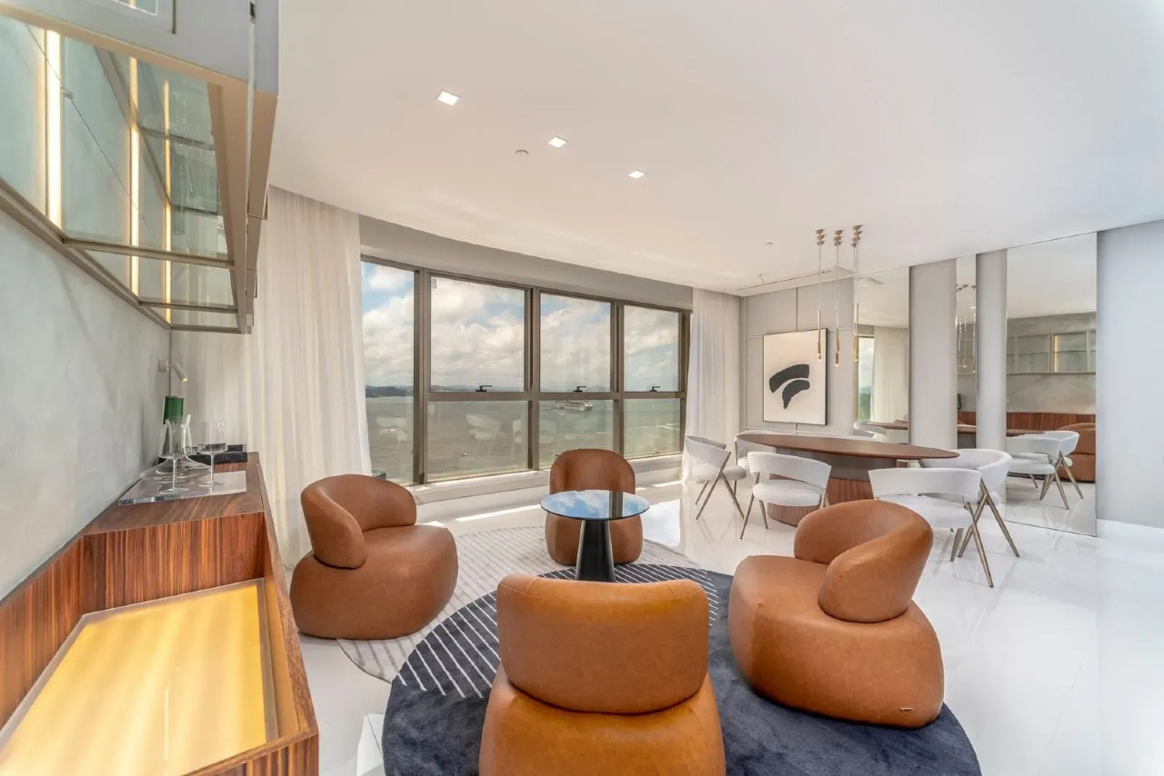 Apartamento Residencial 4 Suítes no Centro de Balneário Camboriú – 261 m², 3 Vagas, Mobiliado - Foto 3 de 23