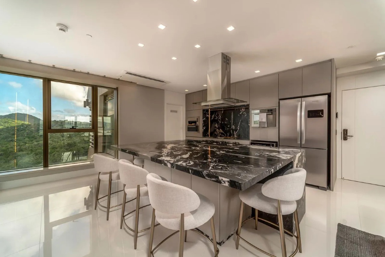 Apartamento Residencial 4 Suítes no Centro de Balneário Camboriú – 261 m², 3 Vagas, Mobiliado - Foto 6 de 23