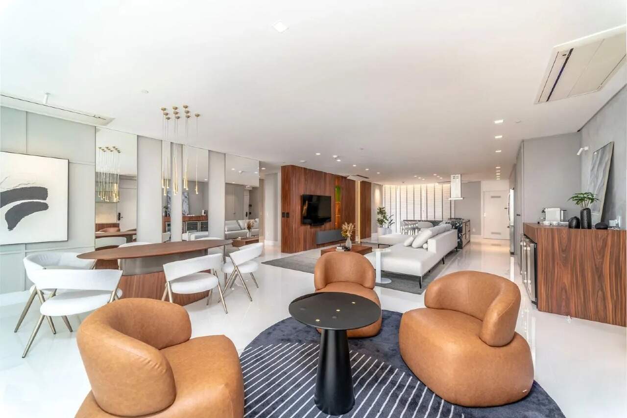 Apartamento Residencial 4 Suítes no Centro de Balneário Camboriú – 261 m², 3 Vagas, Mobiliado - Foto 1 de 23