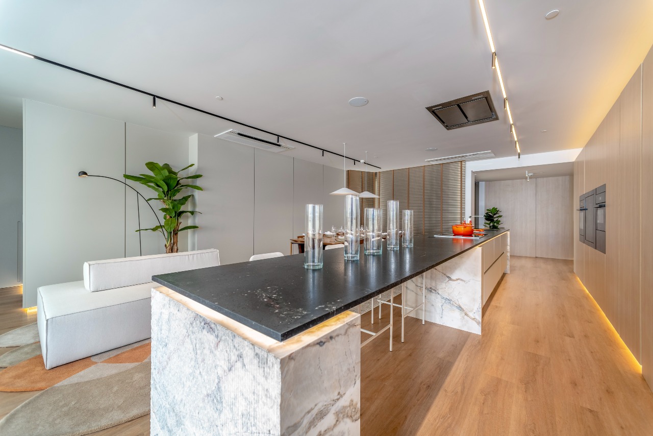 Yachthouse by Pininfarina: 261m² Mobiliados, 4 Suítes e Eficiência Logística na Barra Sul por R$ 11,39M - Foto 3 de 30