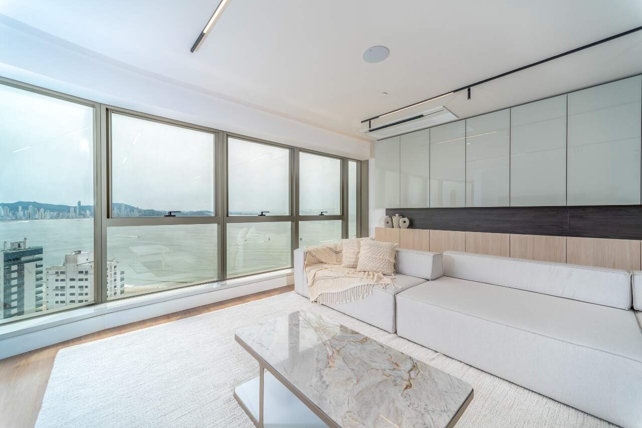 Yachthouse by Pininfarina: 261m² Mobiliados, 4 Suítes e Eficiência Logística na Barra Sul por R$ 11,39M - Foto 1 de 30