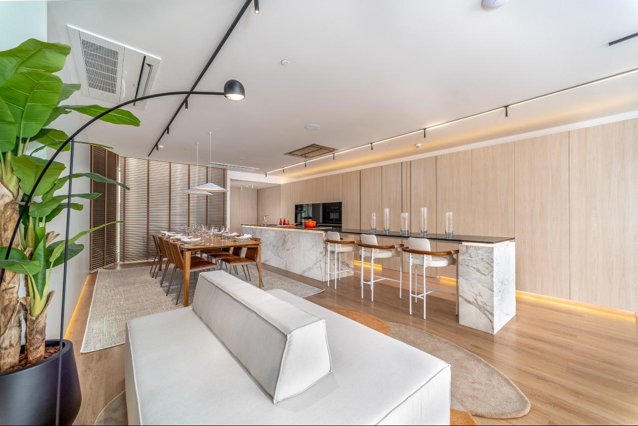 Yachthouse by Pininfarina: 261m² Mobiliados, 4 Suítes e Eficiência Logística na Barra Sul por R$ 11,39M - Foto 7 de 30