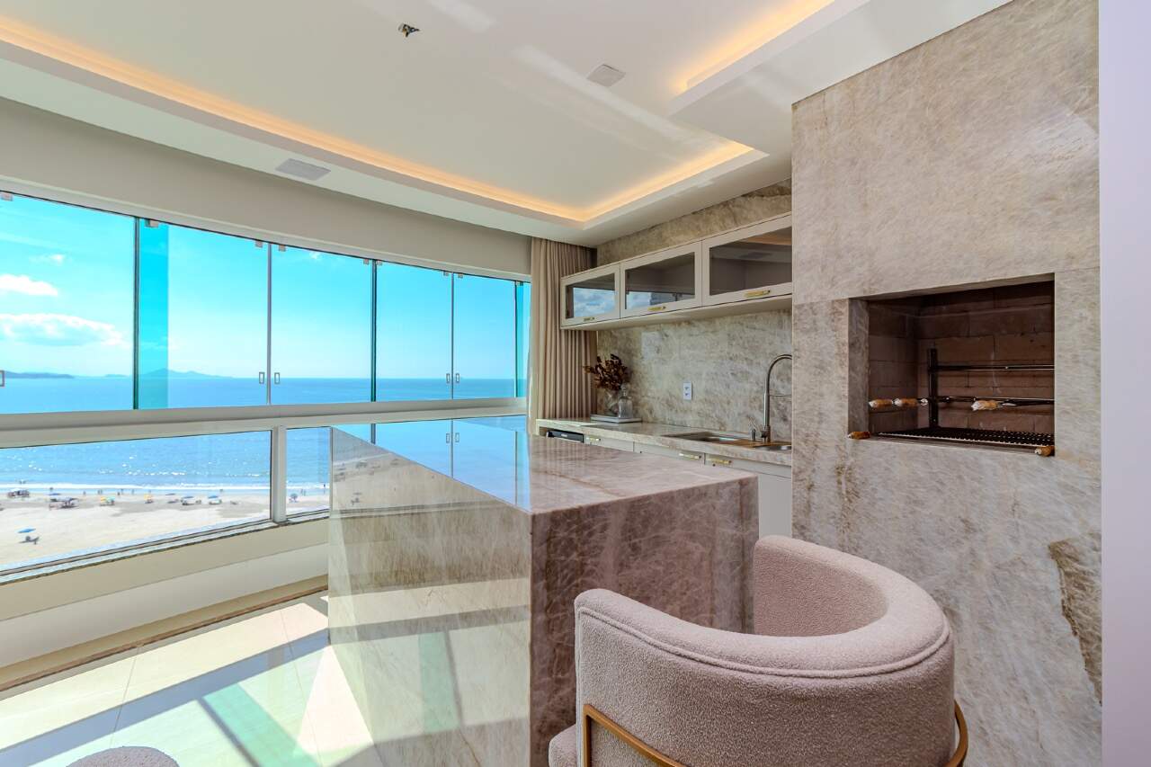 Apartamento padrão Embraed 3 suítes frente mar, totalmente reformado à venda no Villa Cora em Balneário Camboriú - Foto 2 de 36