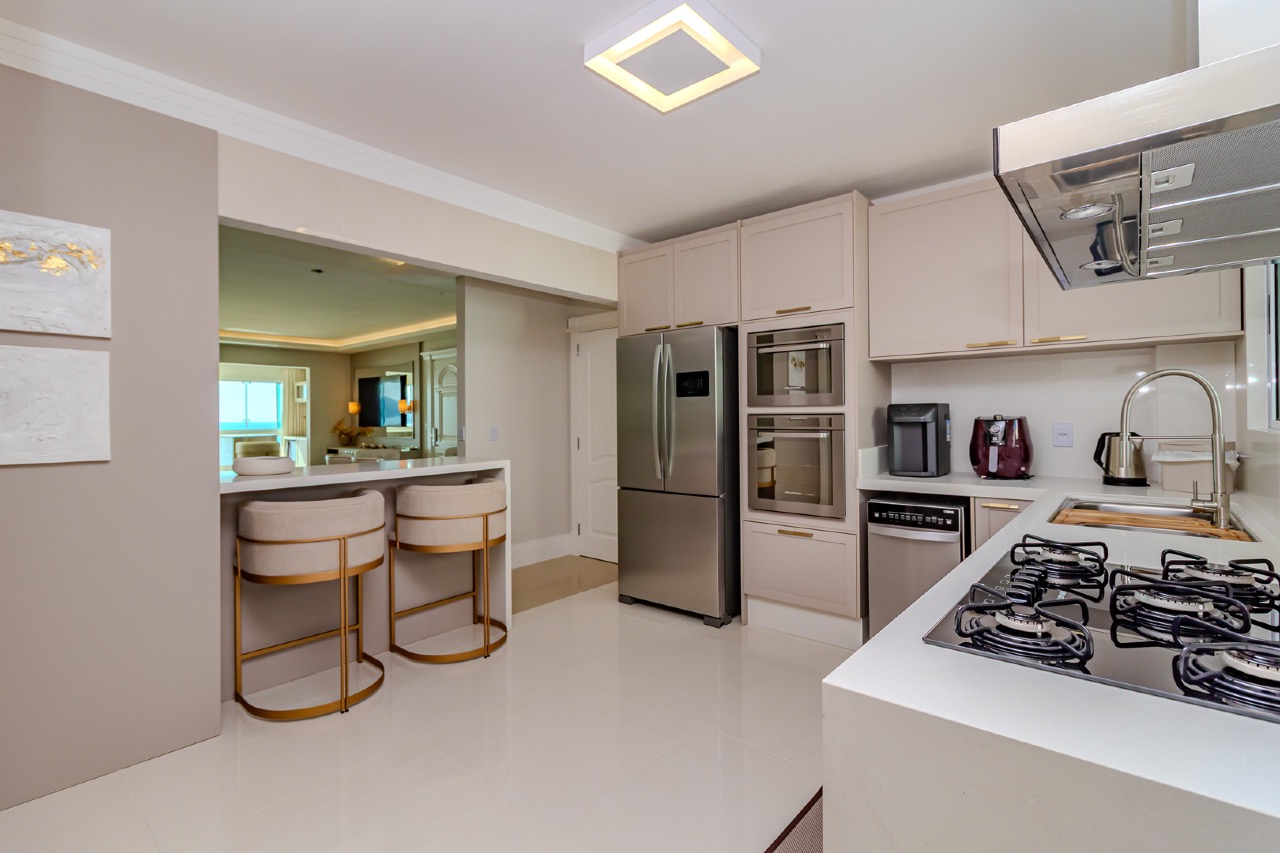 Apartamento padrão Embraed 3 suítes frente mar, totalmente reformado à venda no Villa Cora em Balneário Camboriú - Foto 10 de 36