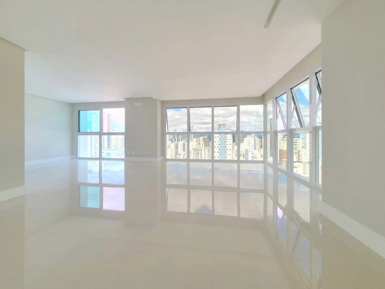 Apartamento 4 suítes à venda no Edifício Eleganza Tower no Centro de Balneário Camboriú - Foto 2 de 11