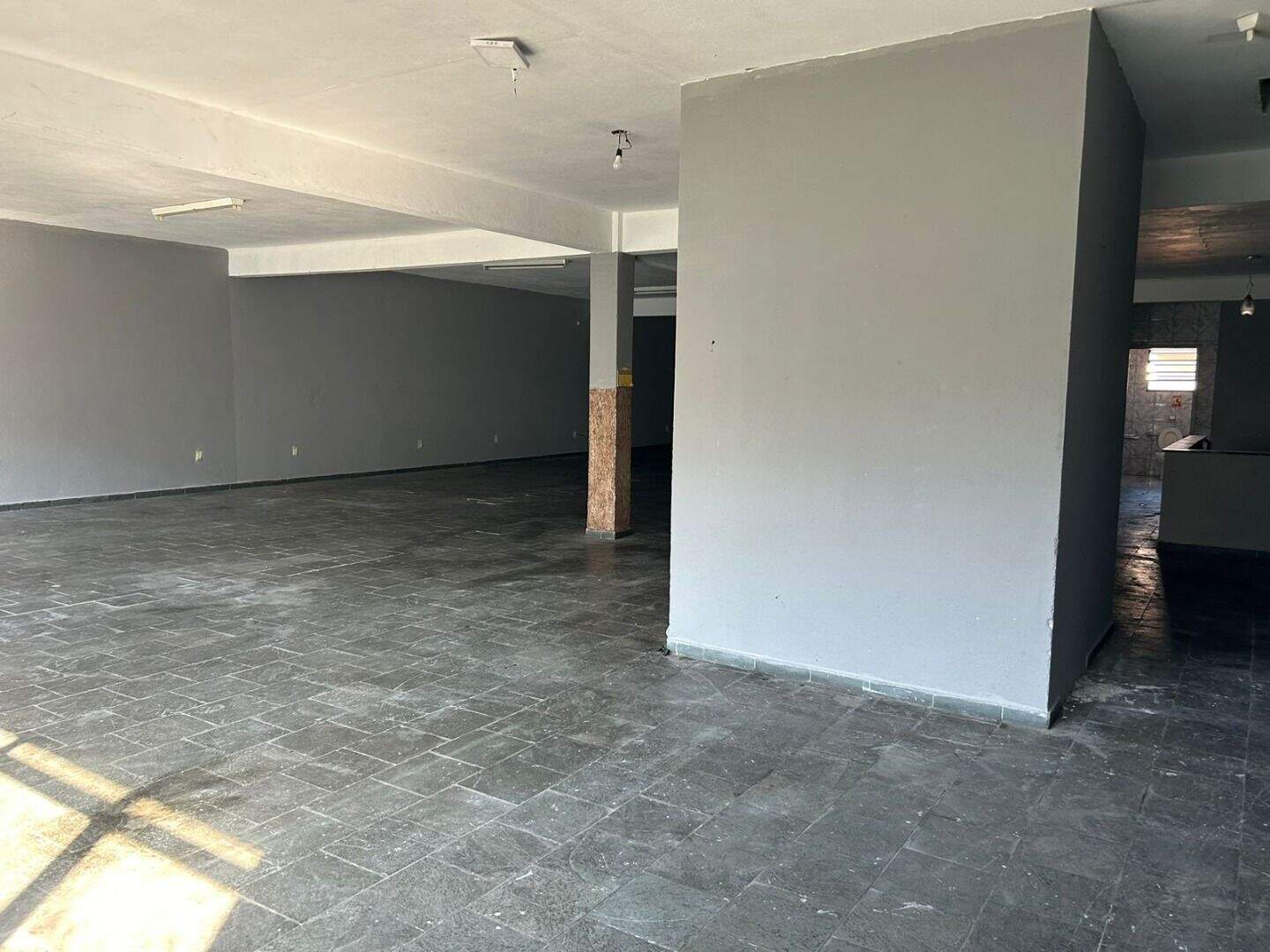 Sala para aluguel no Jardim Calux: 