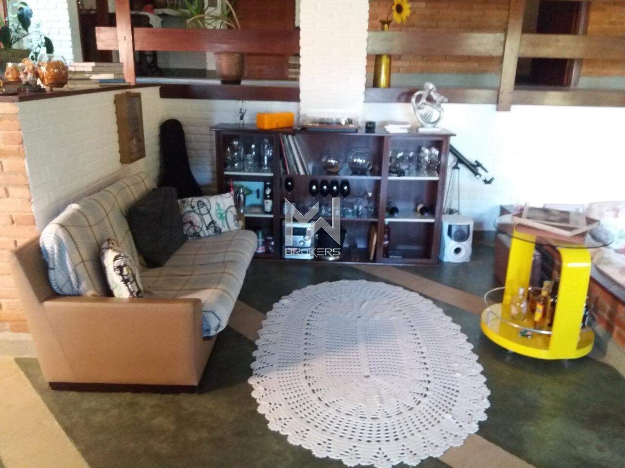 Chácara à venda no Chácaras Alpina: sala de estar