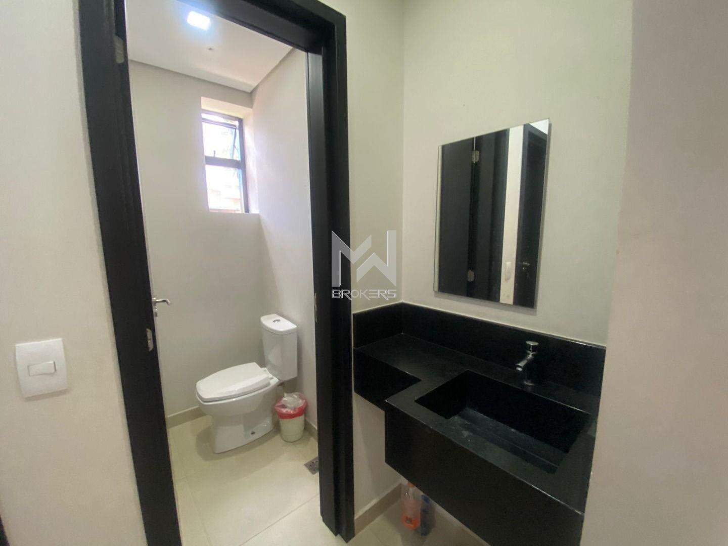 Prédio à venda no Vila São Sebastião: banheiros masculinos e femininos com lavabo.