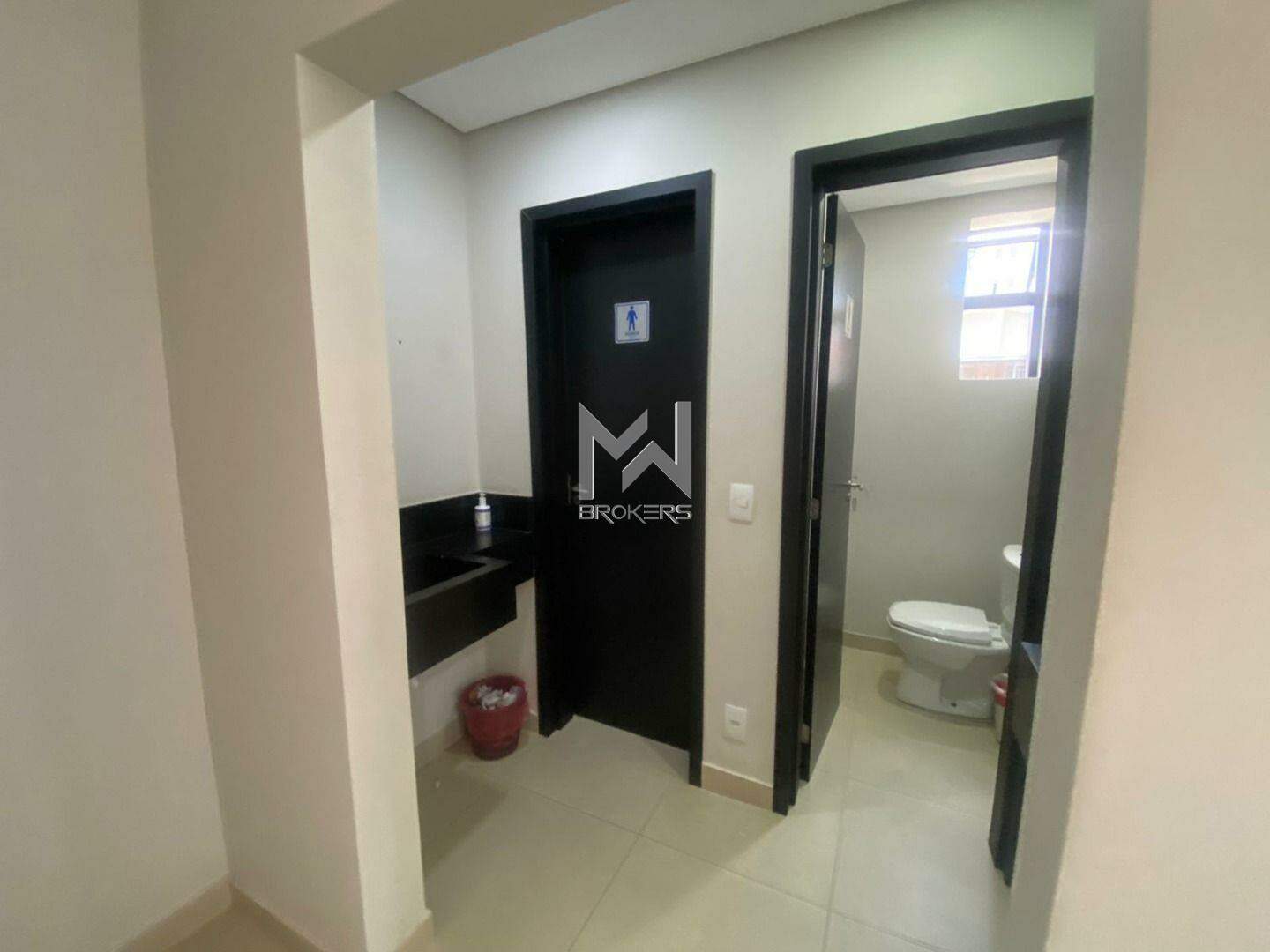 Prédio à venda no Vila São Sebastião: banheiros masculinos e femininos com lavabo.