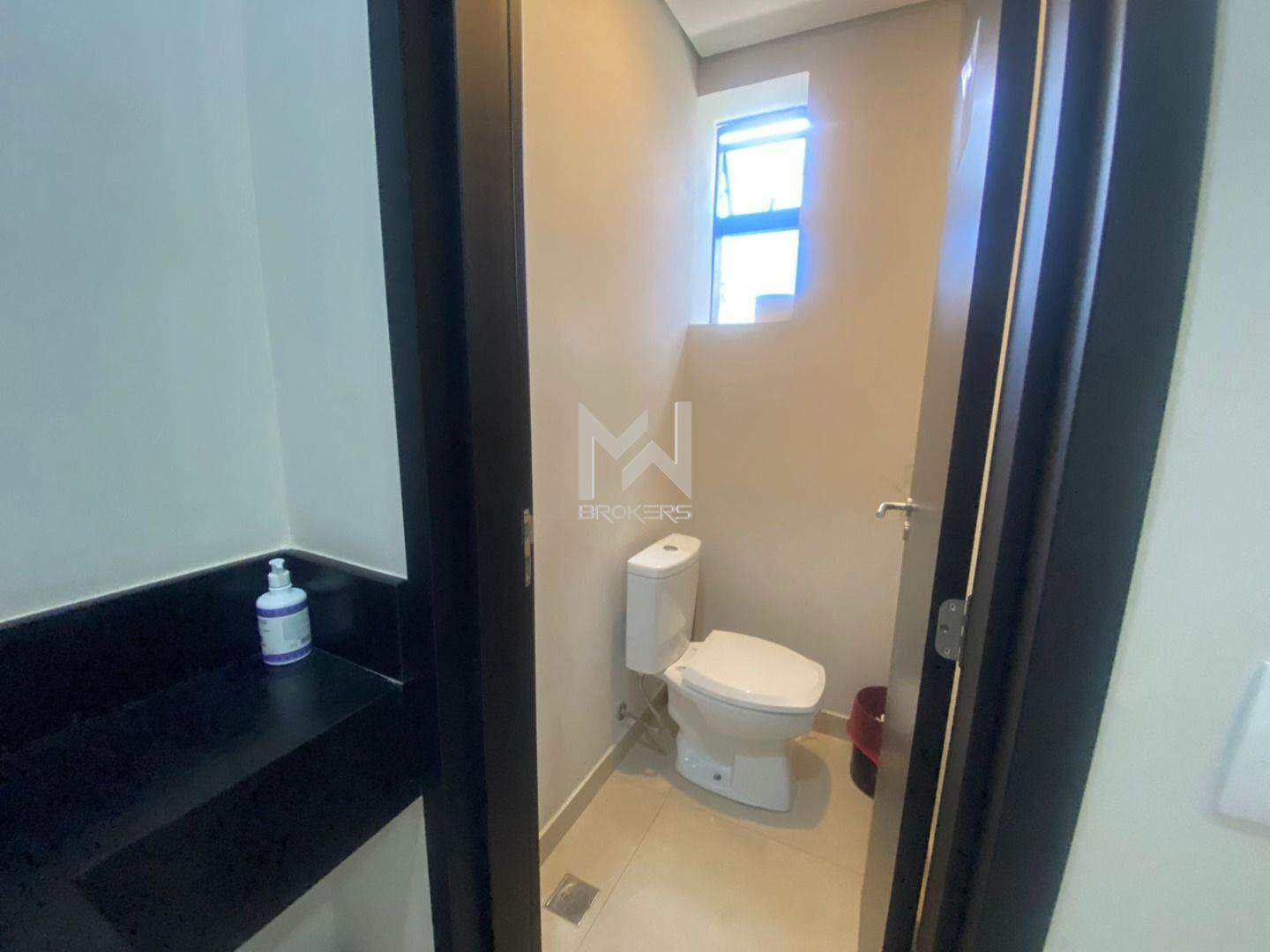 Prédio à venda no Vila São Sebastião: banheiros masculinos e femininos com lavabo.