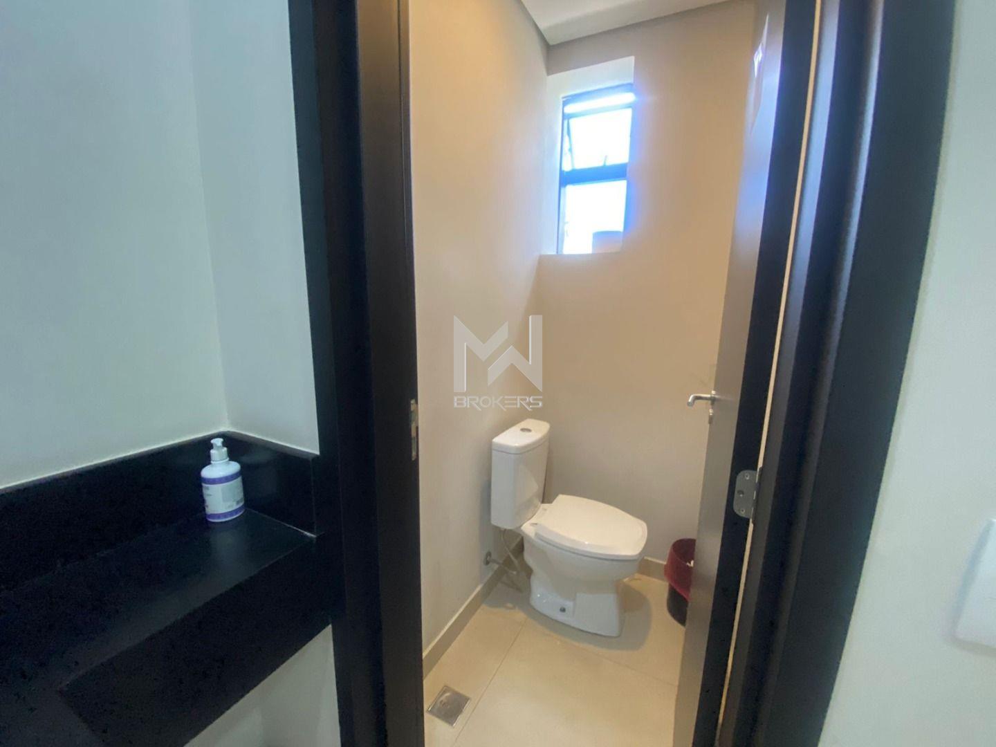 Prédio para aluguel no Vila São Sebastião: banheiros masculinos e femininos com lavabo.