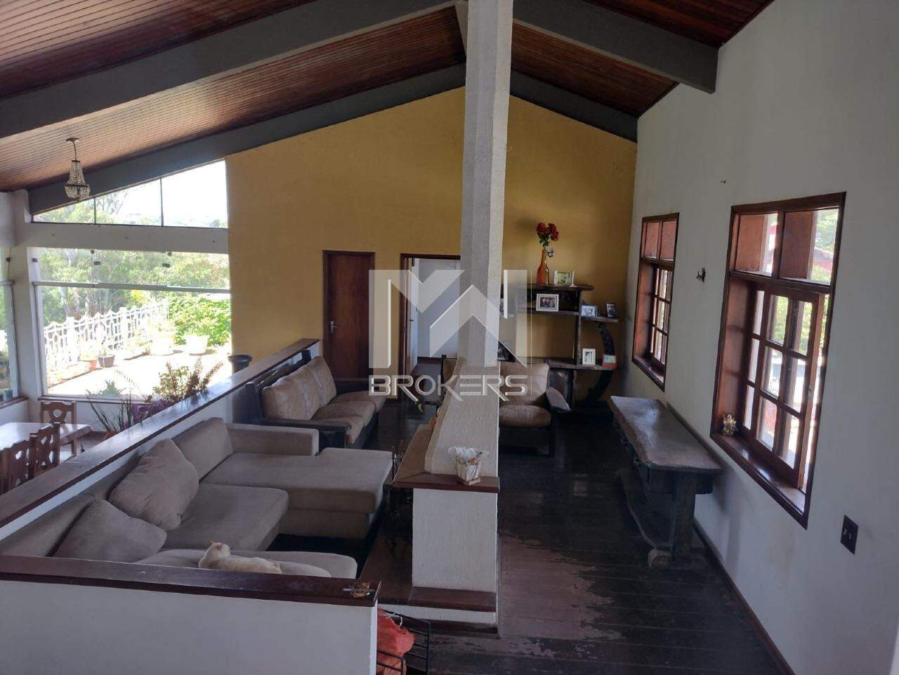 Casa em Condomínio à venda no Condomínio Marambaia: sala de estar com lareira