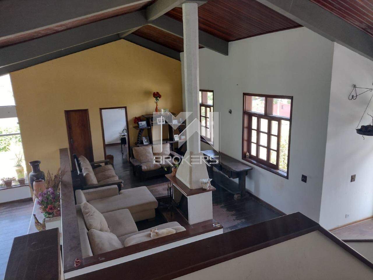 Casa em Condomínio à venda no Condomínio Marambaia: sala de estar com lareira