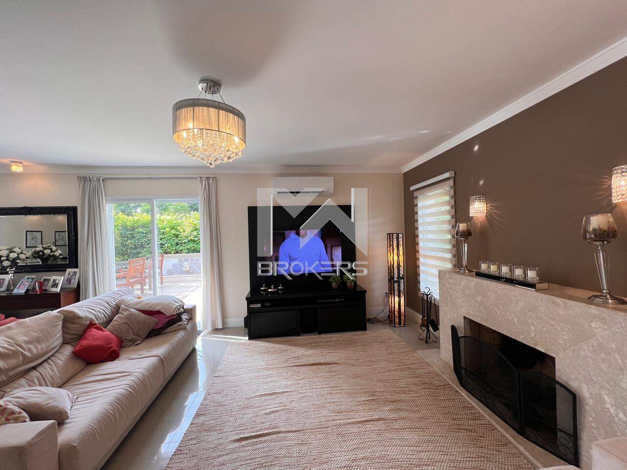 Casa em Condomínio à venda no Condomínio Marambaia: sala lareira