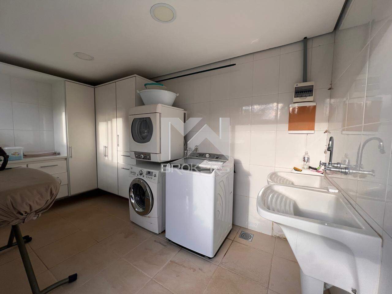 Casa em Condomínio à venda no Condomínio Marambaia: área de serviços