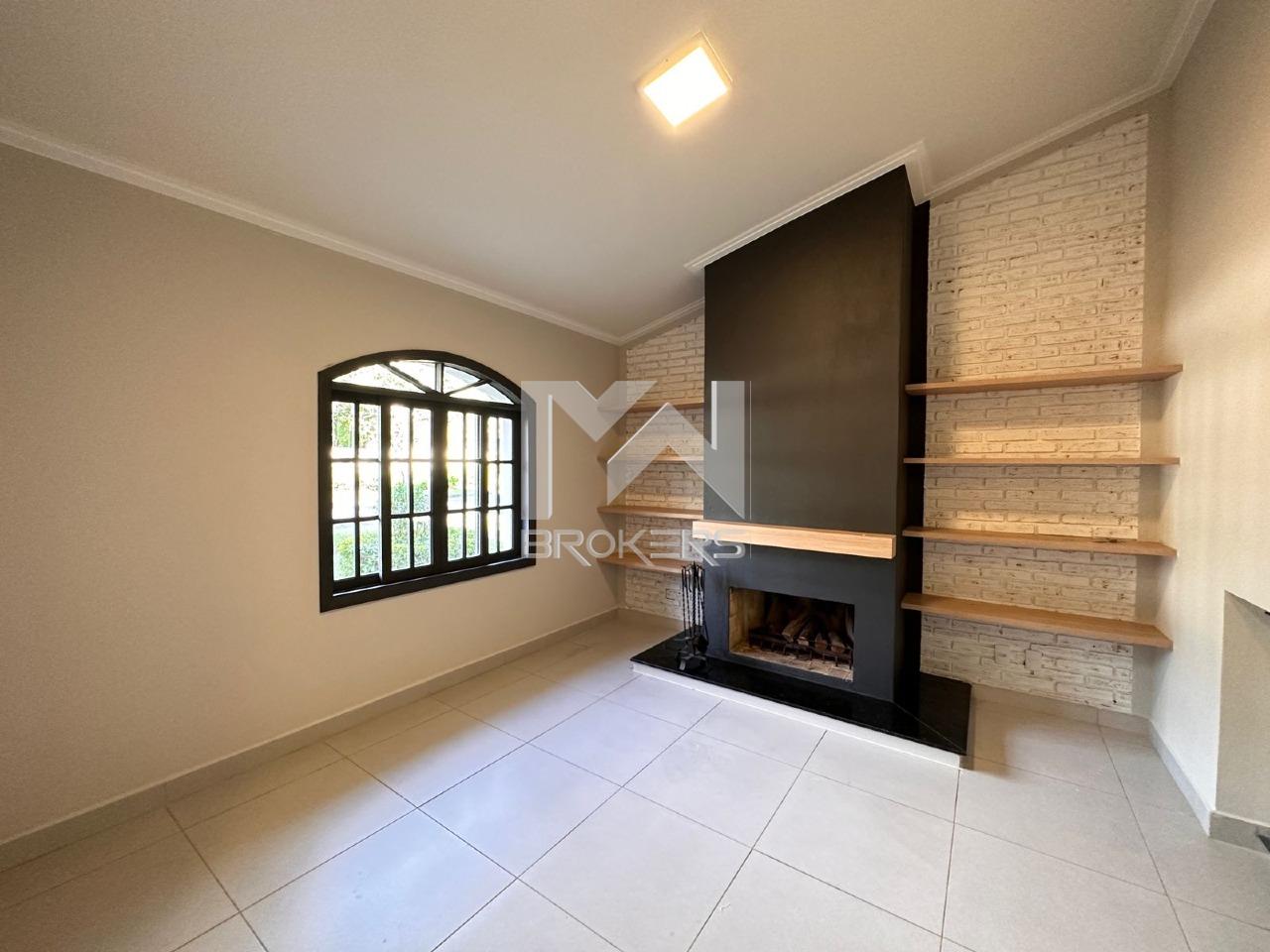 Casa em Condomínio para aluguel no Condomínio Marambaia: sala de estar com lareira