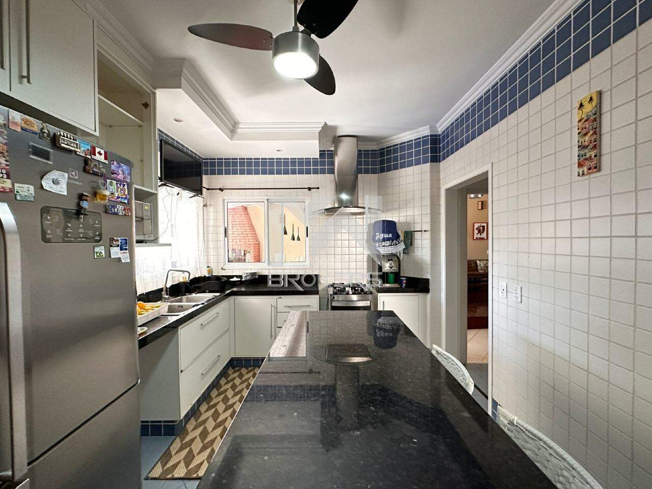 Casa em Condomínio à venda no Condomínio Marambaia: cozinha com ilha