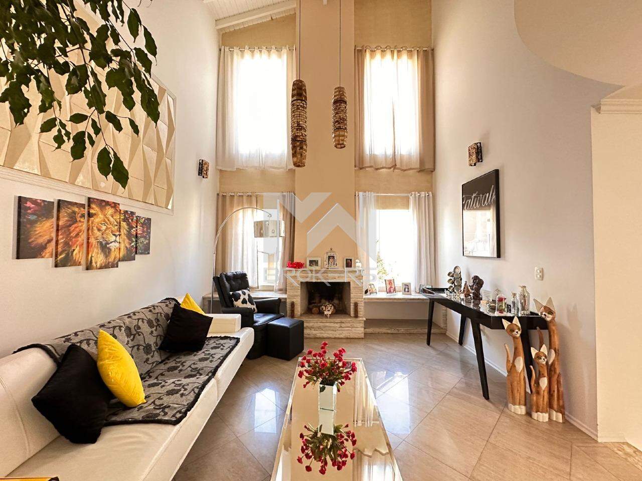 Casa em Condomínio à venda no Condomínio Marambaia: sala de estar com lareira