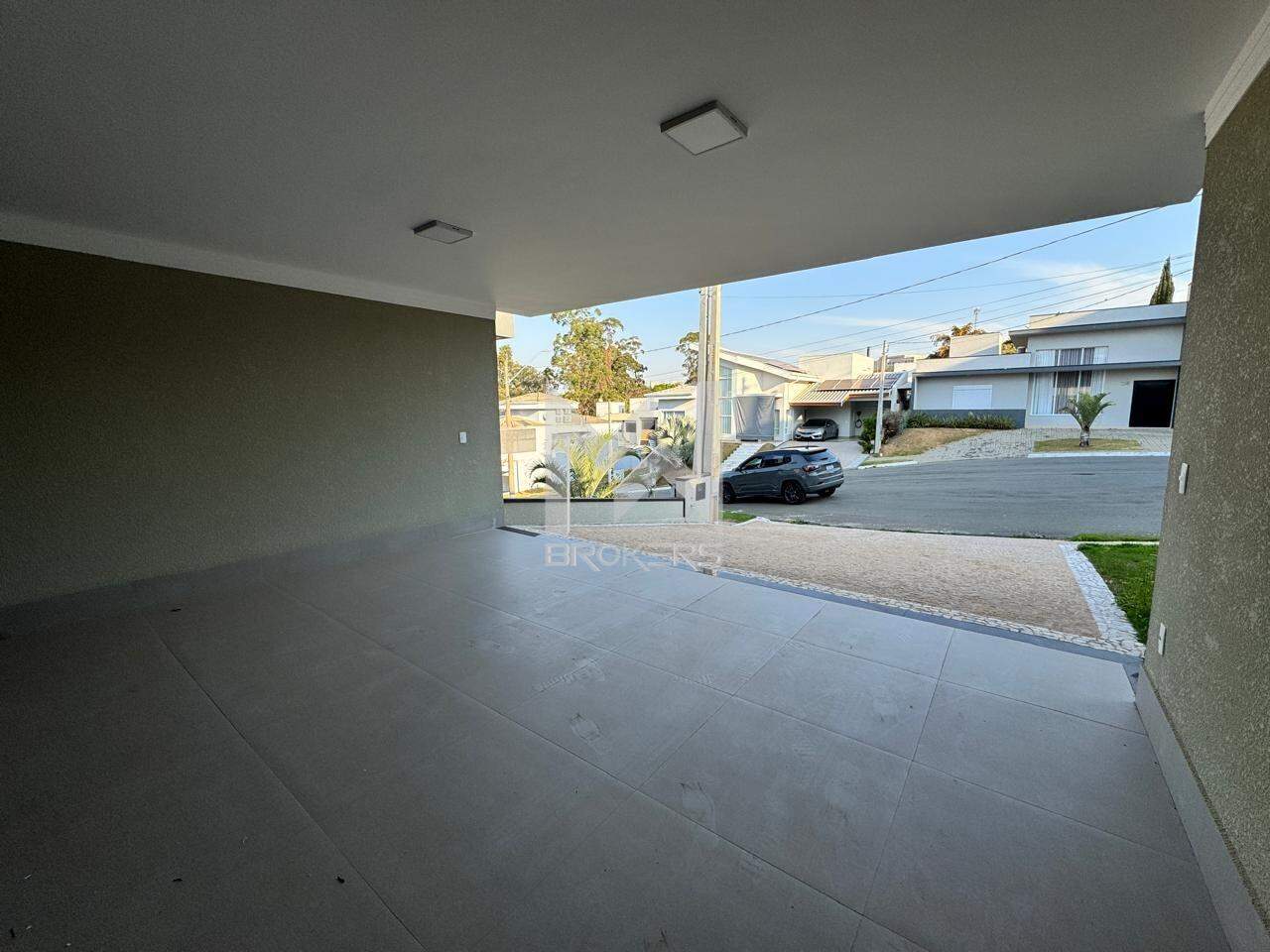 Casa em Condomínio à venda no Chácaras Silvania: garagem