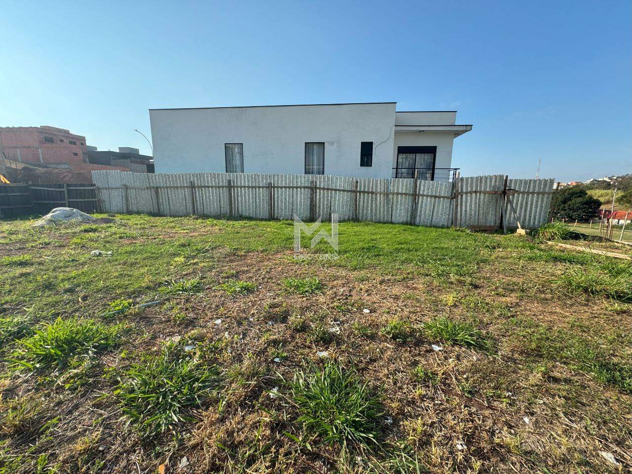 Terreno à venda no Residencial Mont Alcino: vista lateral terreno 