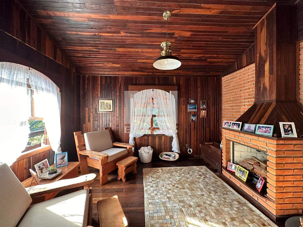 Casa em Condomínio à venda no Condomínio Marambaia: sala de estar com lareira