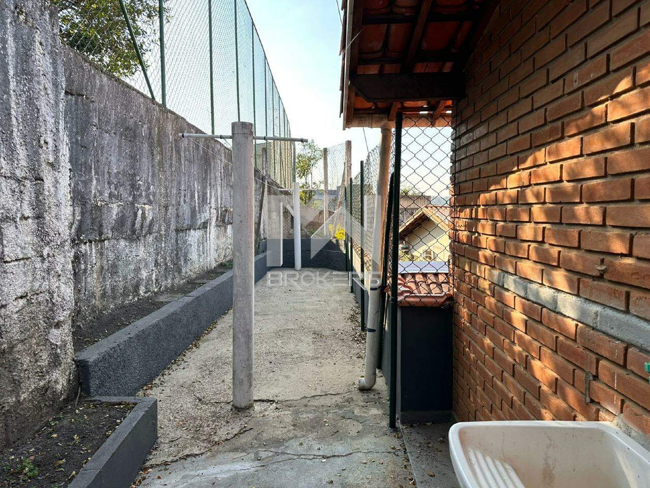 Casa em Condomínio para aluguel no Condomínio Marambaia: corredor dos fundos