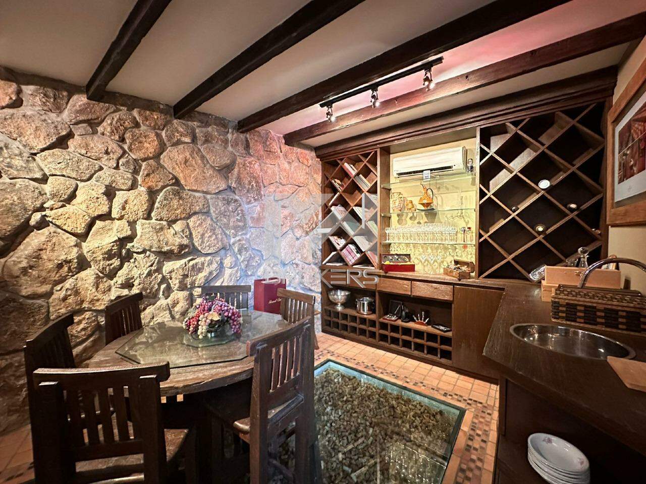 Casa em Condomínio à venda no Condomínio Sol Vinhedo Village: adega