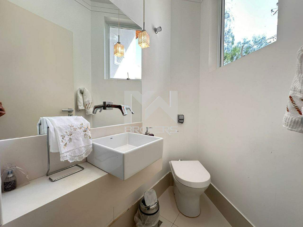 Casa em Condomínio à venda no Condomínio Marambaia: lavabo