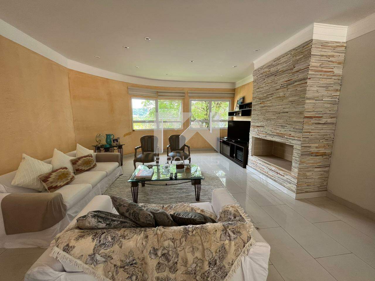 Casa em Condomínio à venda no Condominio Villaggio Capriccio: sala de lareira