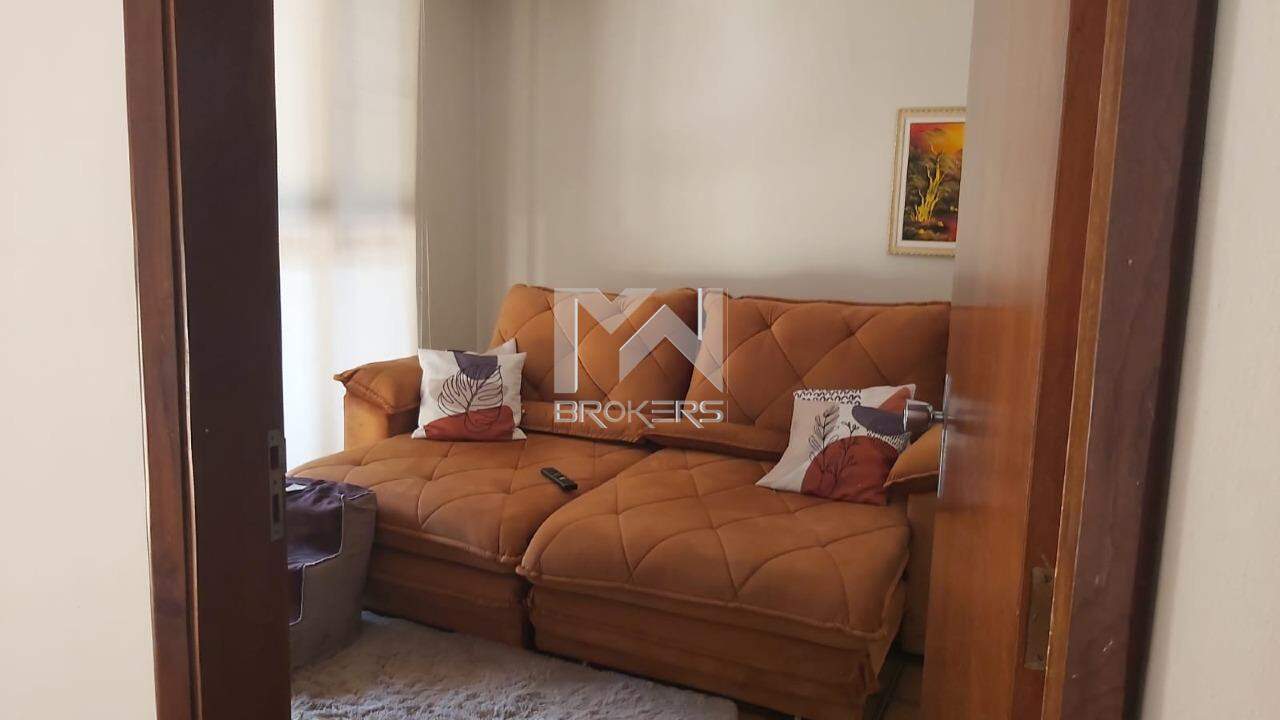 Casa à venda no Jardim Celani: sala de estar