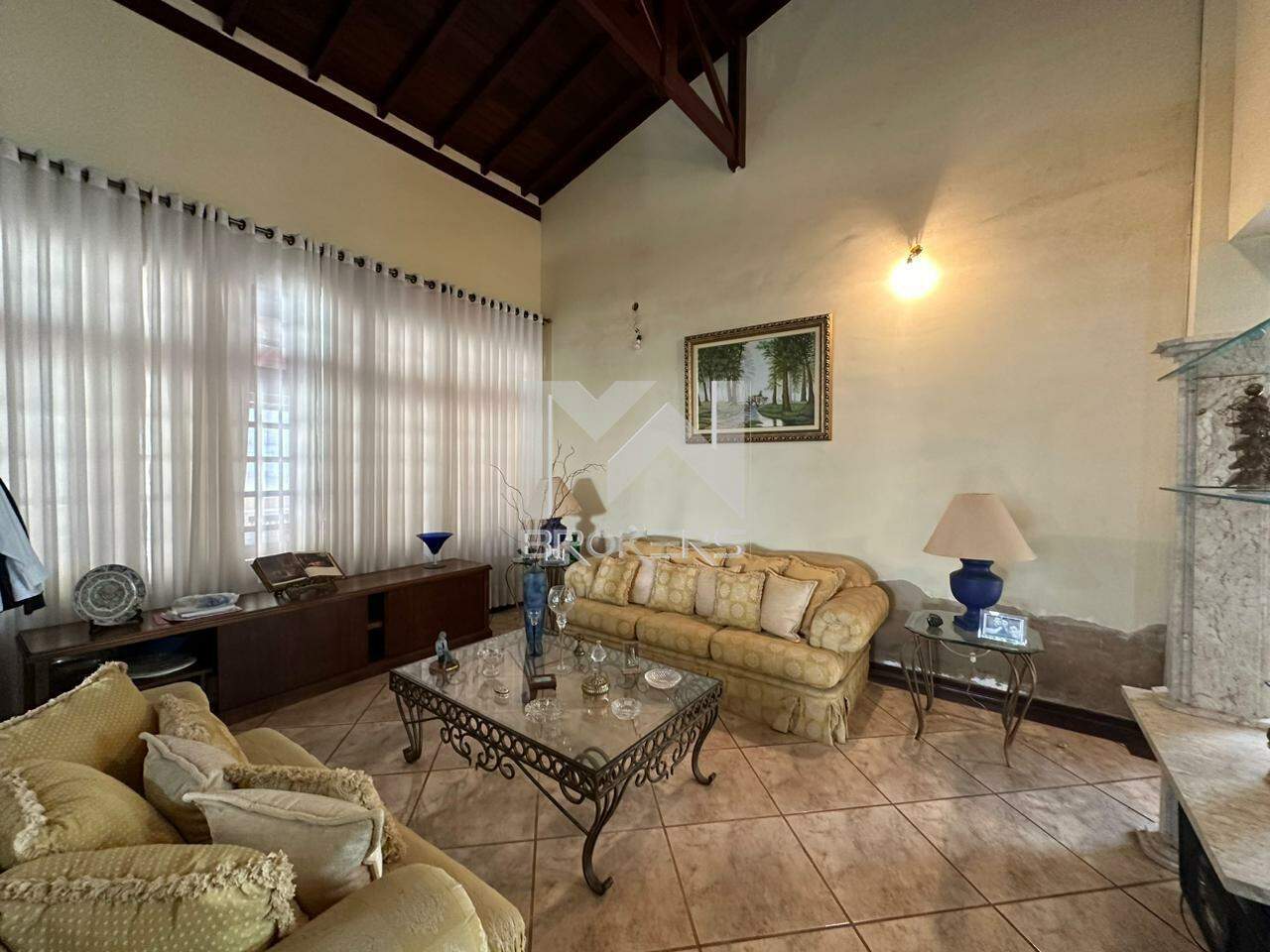 Casa em Condomínio à venda no Condomínio Marambaia: salas de estar