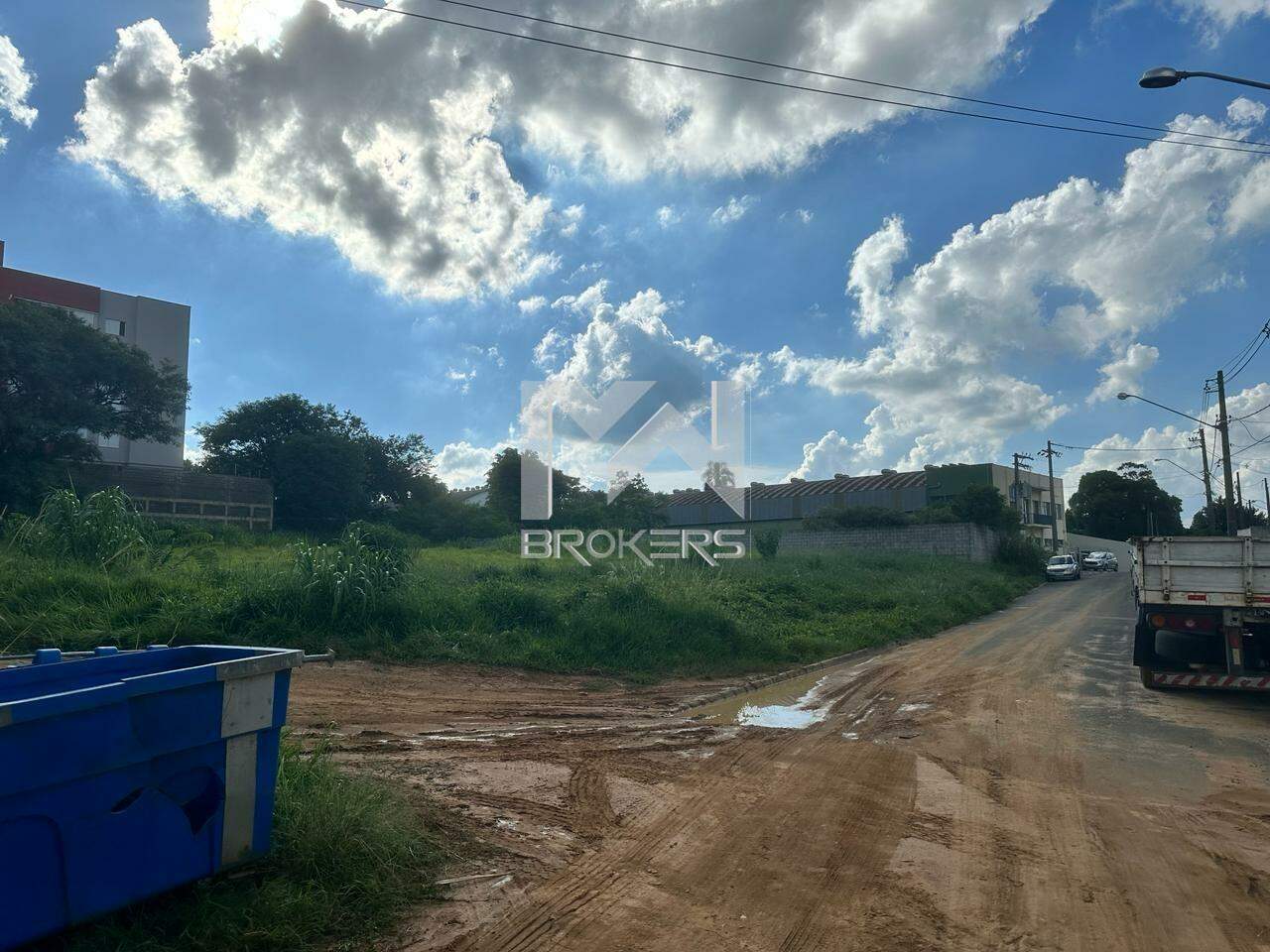 Terreno à venda no Pinheirinho: Lateral