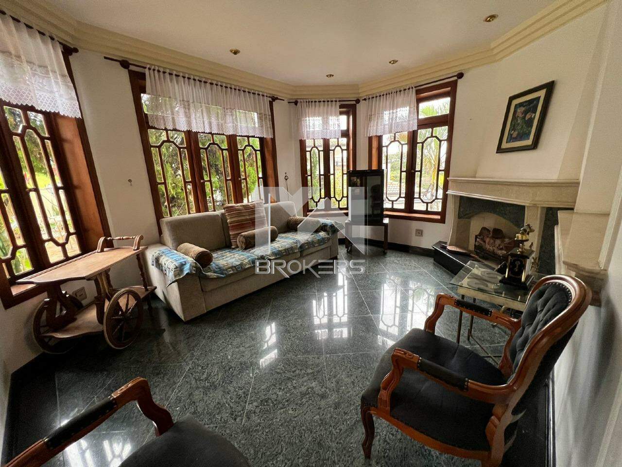 Casa em Condomínio à venda no Condomínio Marambaia: sala de estar com lareira