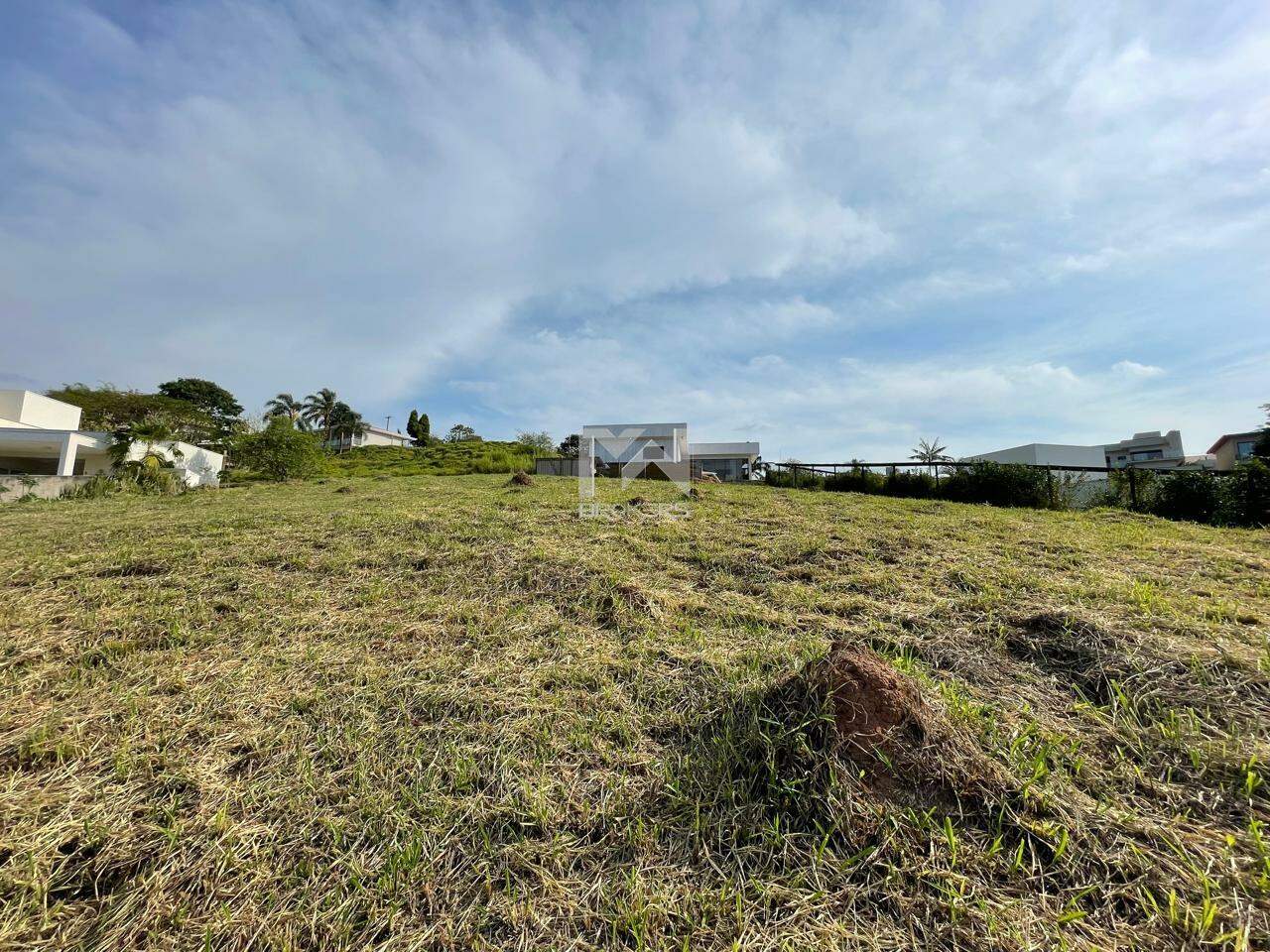 Terreno à venda no Condomínio Jardim Primavera: vista frontal direção fundos