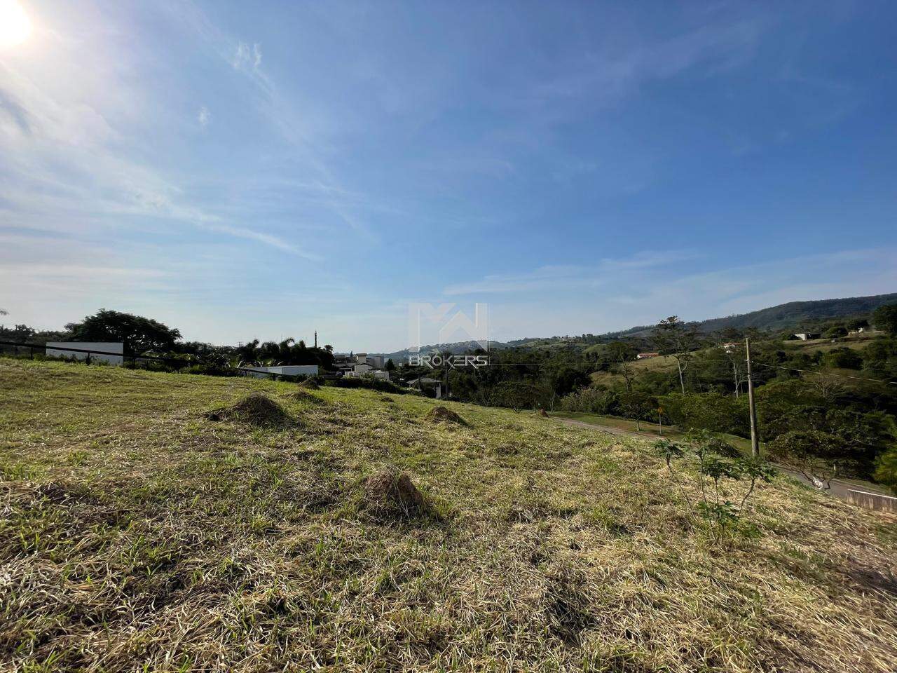 Terreno à venda no Condomínio Jardim Primavera: vista lateral - lado esquerdo